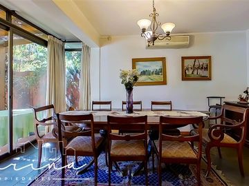 Casa en Venta en Casa ubicada en calle Joaquin Cerda, entre Luis Pasteur y Av Manquehue Norte
