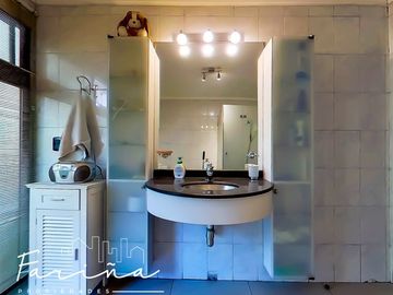 Casa en Venta en Casa ubicada en calle Joaquin Cerda, entre Luis Pasteur y Av Manquehue Norte