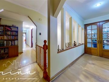 Casa en Venta en Casa ubicada en calle Joaquin Cerda, entre Luis Pasteur y Av Manquehue Norte