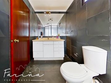 Casa en Venta en Casa ubicada en calle Joaquin Cerda, entre Luis Pasteur y Av Manquehue Norte