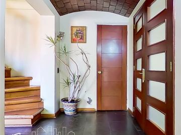 Casa en Venta en Casa ubicada en calle Joaquin Cerda, entre Luis Pasteur y Av Manquehue Norte