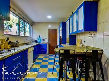 Casa en Venta en Casa ubicada en calle Joaquin Cerda, entre Luis Pasteur y Av Manquehue Norte