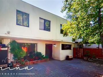 Casa en Venta en Casa ubicada en calle Joaquin Cerda, entre Luis Pasteur y Av Manquehue Norte