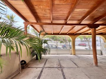 CASA DE UN SOLO NIVEL CON ALBERCA EN ZONA RESIDENCIAL EN MANZANILLO