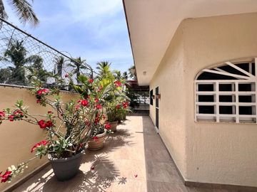 CASA DE UN SOLO NIVEL CON ALBERCA EN ZONA RESIDENCIAL EN MANZANILLO