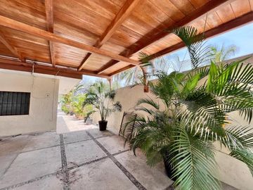 CASA DE UN SOLO NIVEL CON ALBERCA EN ZONA RESIDENCIAL EN MANZANILLO