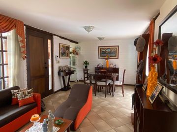 HERMOSA CASA EN VENTA, SECTOR UDA