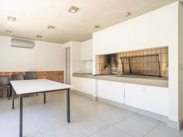 Venta departamento dúplex dos dormitorios con terraza exclusiva y cochera zona rio