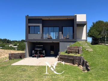 Casa en venta en Costa Esmeralda, a estrenar en entorno tranquilo