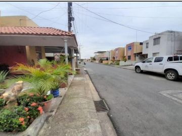 VIVIENDA UNIFAMILIAR EN URB. LOMA GRANDE, SECTOR STA. CICILIA, LOS RÍOS-VENTANAS