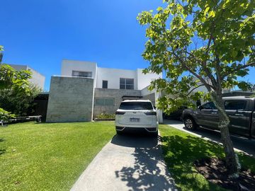 Venta Espectacular Casa a La Laguna en Los Alisos Nordelta Tigre