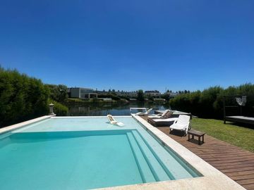 Venta Espectacular Casa a La Laguna en Los Alisos Nordelta Tigre
