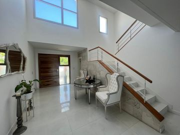 Venta Espectacular Casa a La Laguna en Los Alisos Nordelta Tigre