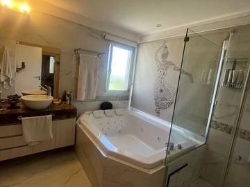 Venta Espectacular Casa a La Laguna en Los Alisos Nordelta Tigre