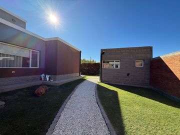 VENDE CASA GERENCIAL BARRIO  MANZANOS  3 DORMITORIOS