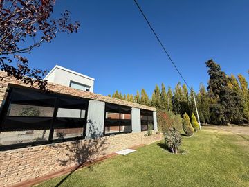 VENDE CASA GERENCIAL BARRIO  MANZANOS  3 DORMITORIOS