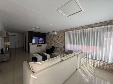 VENDE CASA GERENCIAL BARRIO  MANZANOS  3 DORMITORIOS
