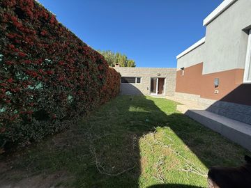 VENDE CASA GERENCIAL BARRIO  MANZANOS  3 DORMITORIOS