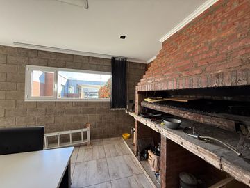 VENDE CASA GERENCIAL BARRIO  MANZANOS  3 DORMITORIOS