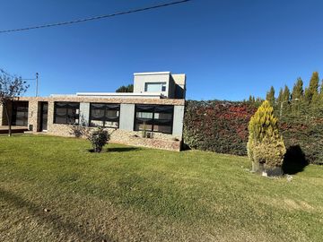 VENDE CASA GERENCIAL BARRIO  MANZANOS  3 DORMITORIOS