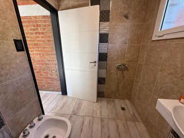 VENDE CASA GERENCIAL BARRIO  MANZANOS  3 DORMITORIOS