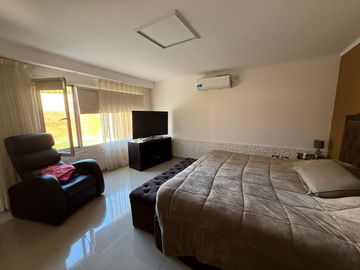 VENDE CASA GERENCIAL BARRIO  MANZANOS  3 DORMITORIOS