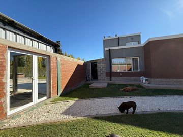 VENDE CASA GERENCIAL BARRIO  MANZANOS  3 DORMITORIOS