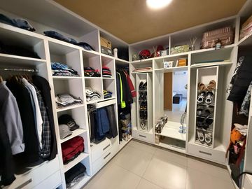 VENDE CASA GERENCIAL BARRIO  MANZANOS  3 DORMITORIOS