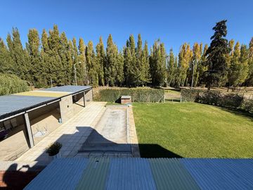 VENDE CASA GERENCIAL BARRIO  MANZANOS  3 DORMITORIOS