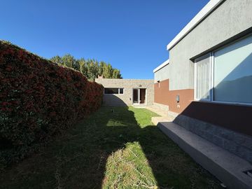 VENDE CASA GERENCIAL BARRIO  MANZANOS  3 DORMITORIOS