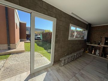 VENDE CASA GERENCIAL BARRIO  MANZANOS  3 DORMITORIOS
