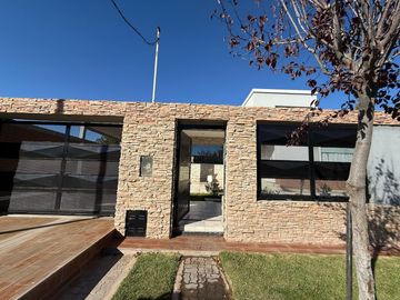 VENDE CASA GERENCIAL BARRIO  MANZANOS  3 DORMITORIOS