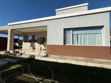 VENDE CASA GERENCIAL BARRIO  MANZANOS  3 DORMITORIOS