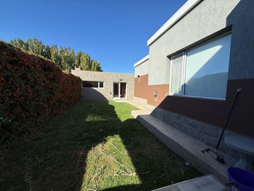 VENDE CASA GERENCIAL BARRIO  MANZANOS  3 DORMITORIOS
