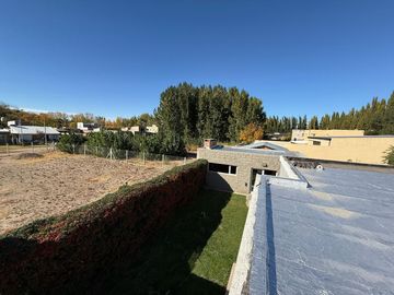 VENDE CASA GERENCIAL BARRIO  MANZANOS  3 DORMITORIOS
