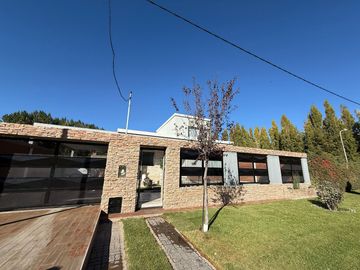 VENDE CASA GERENCIAL BARRIO  MANZANOS  3 DORMITORIOS