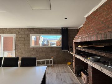 VENDE CASA GERENCIAL BARRIO  MANZANOS  3 DORMITORIOS