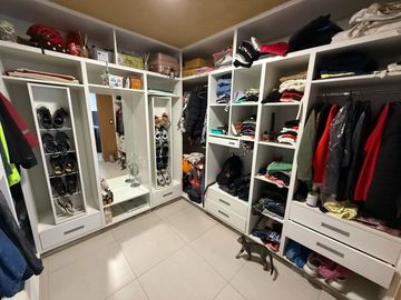 VENDE CASA GERENCIAL BARRIO  MANZANOS  3 DORMITORIOS