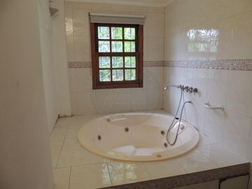 Casa 6 ambientes con parque y piscina en venta -  Saavedra