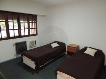 Casa 6 ambientes con parque y piscina en venta -  Saavedra