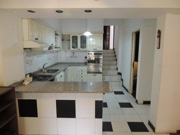 Casa 6 ambientes con parque y piscina en venta -  Saavedra