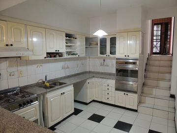Casa 6 ambientes con parque y piscina en venta -  Saavedra