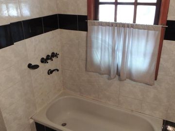Casa 6 ambientes con parque y piscina en venta -  Saavedra
