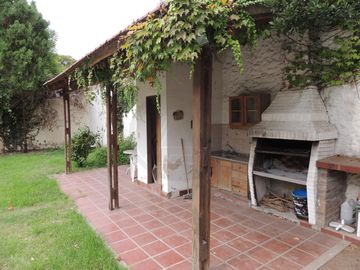 Casa 6 ambientes con parque y piscina en venta -  Saavedra