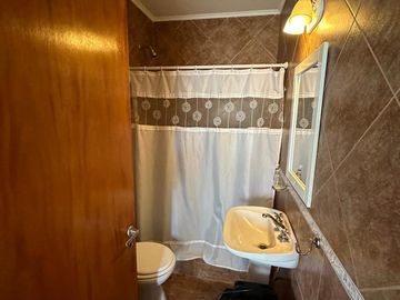 Importante casa en venta con pileta sobre amplio lote