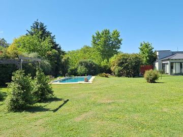 Importante casa en venta con pileta sobre amplio lote
