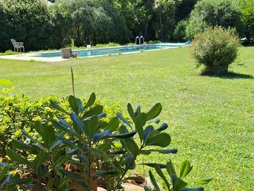 Importante casa en venta con pileta sobre amplio lote