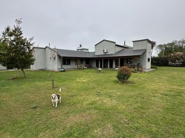 Importante casa en venta con pileta sobre amplio lote
