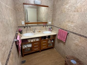 Importante casa en venta con pileta sobre amplio lote