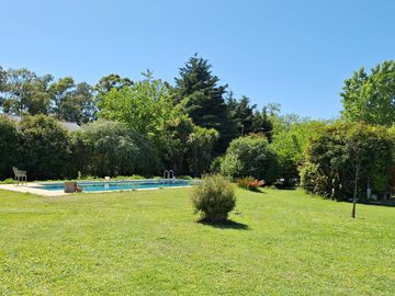 Importante casa en venta con pileta sobre amplio lote
